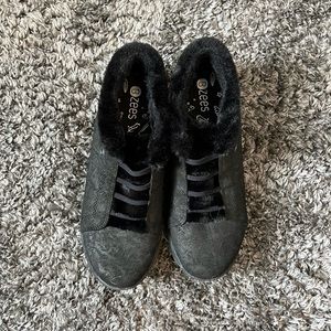 Bzees faux fur bootie size 10